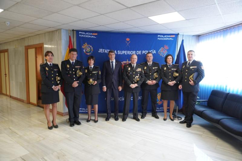Pedro Fernández da la bienvenida a los 6 nuevos comisarios de la Jefatura Superior de Policía Nacional de Andalucía Occidental