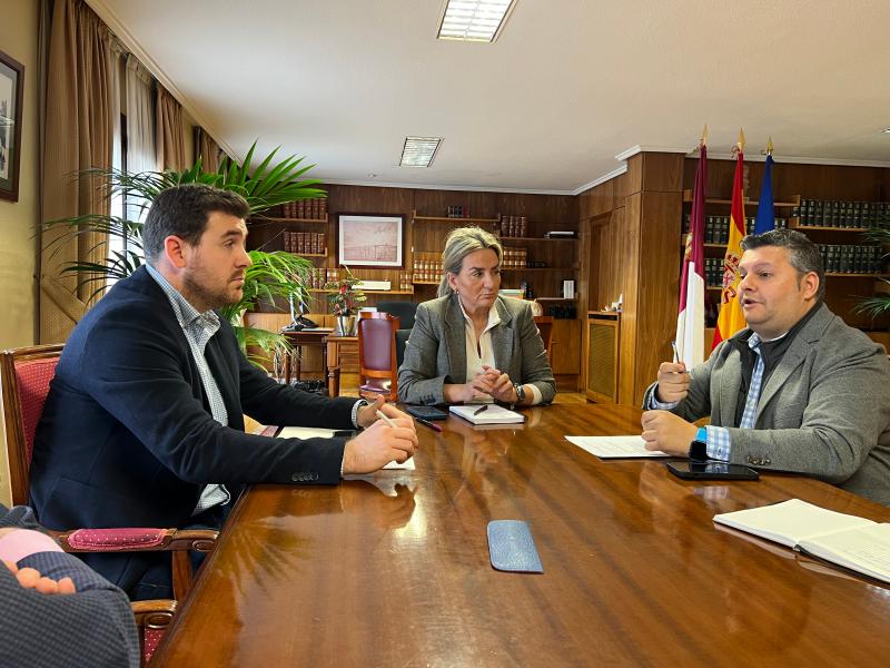 La delegada del Gobierno se reúne con el secretario general de UGT Castilla-La Mancha