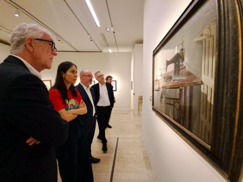 El delegado del Gobierno visita la exposición de Isabel Quintanilla en el Museo Thyssen Bornemizsa