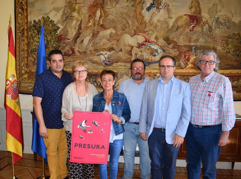 Isaura Leal se reúne con los representantes de El Hueco de Soria  